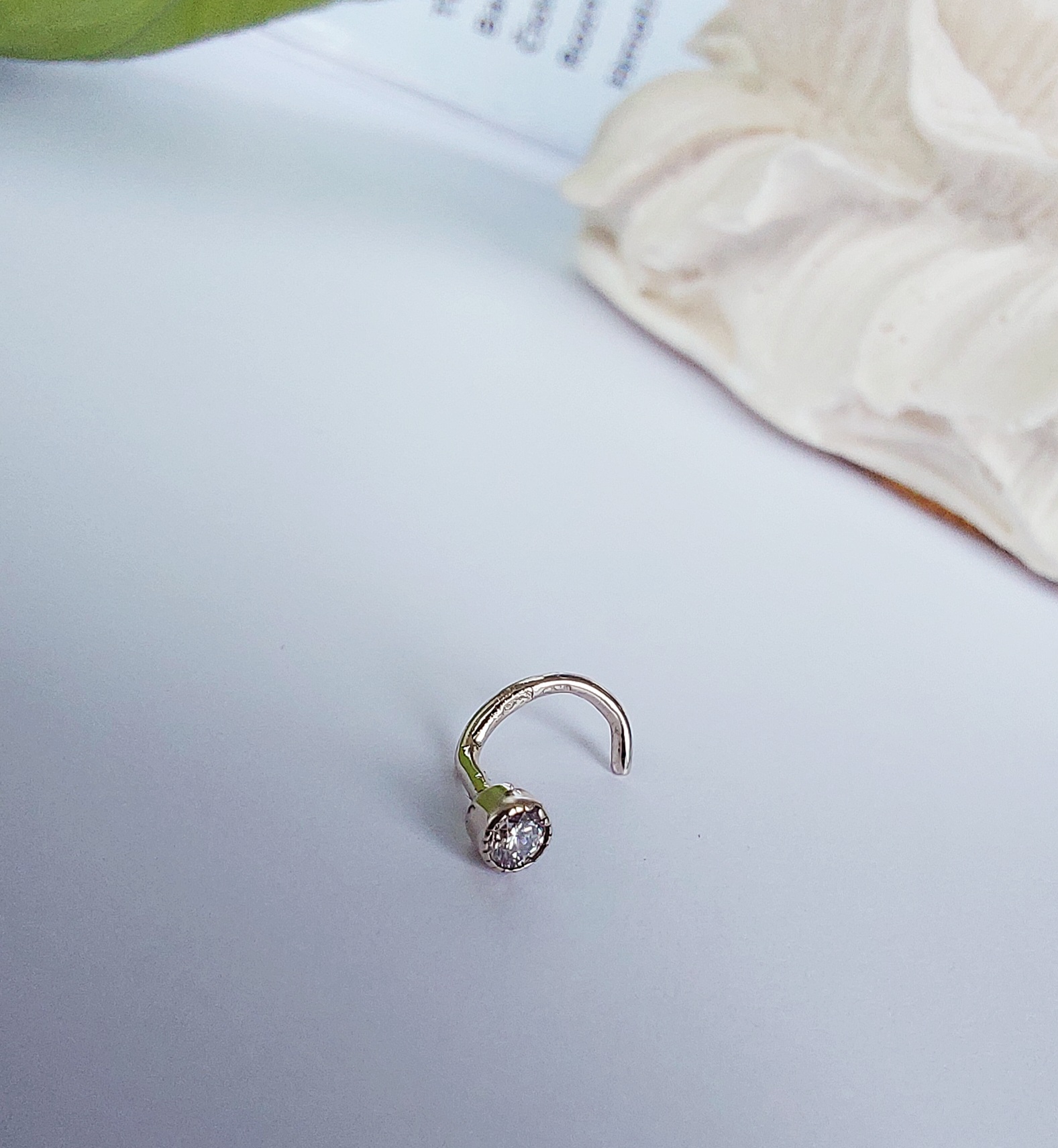 Piercing s diamantem ve zlatě 14kt